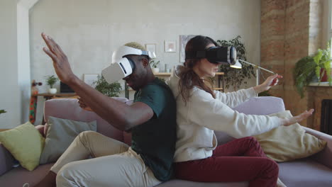 Vielfältiges-Paar-Spielt-Zu-Hause-Videospiel-Mit-VR-Headsets